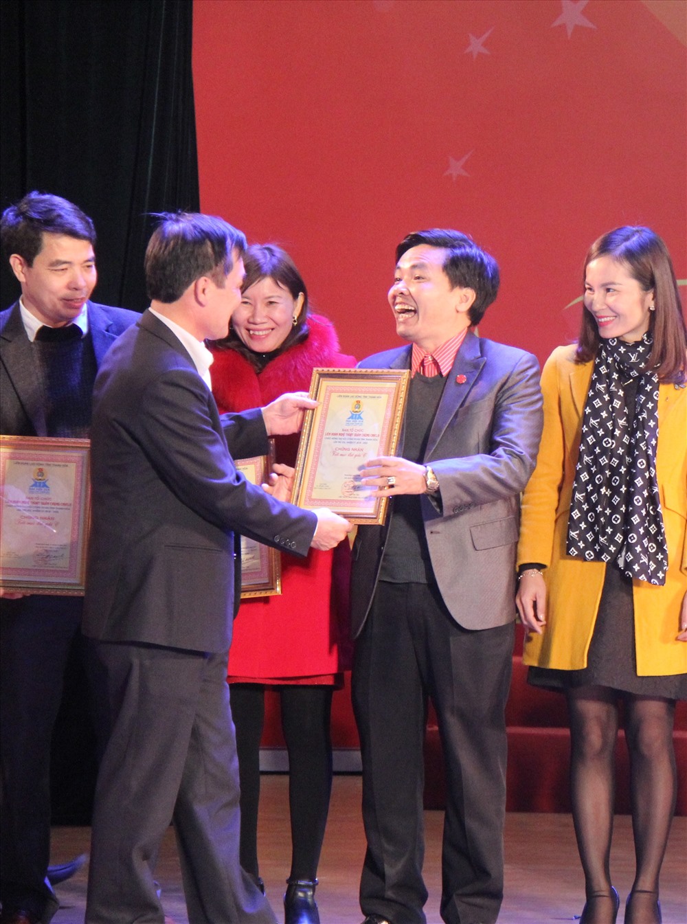 Ông Nguyễn Anh Tuấn - Phó Chủ tịch LĐLĐ Thanh Hoá trao giải C.