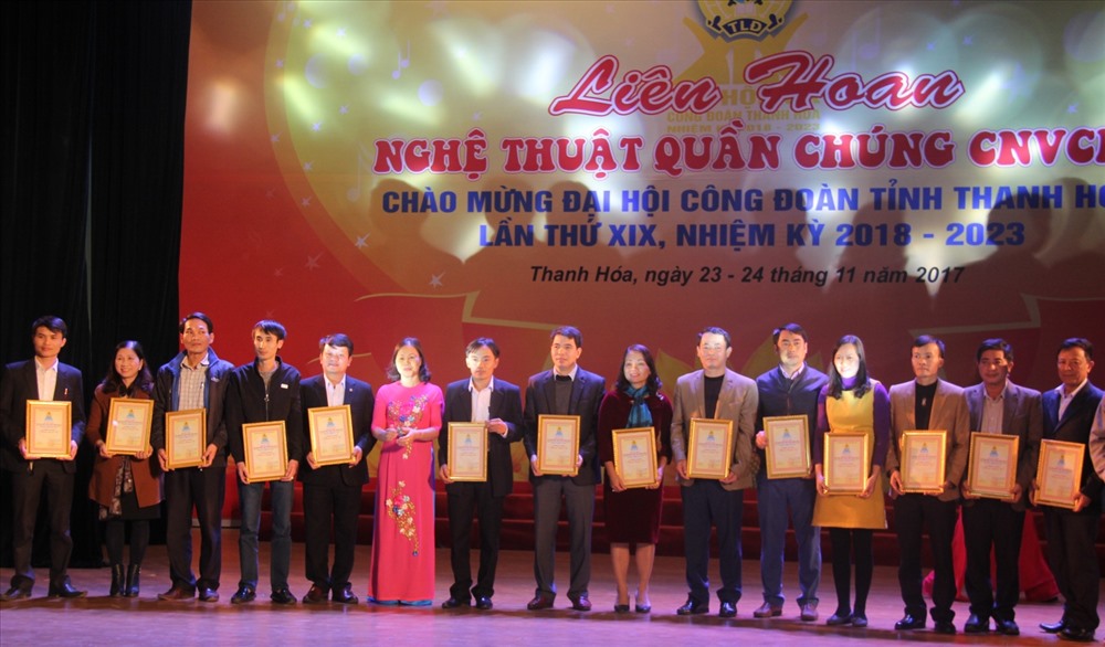 Bà Lương Thị Minh - Phó Chủ tịch thường trực LĐLĐ Thanh Hoá và các tập thể, cá nhân đoạt giải B. 