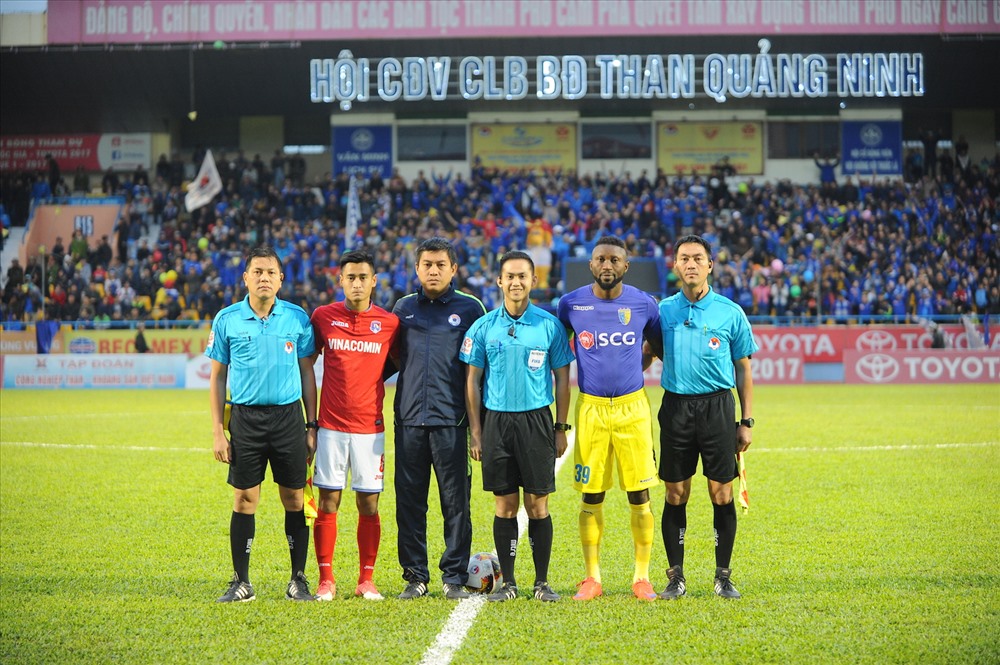 Ông Nathan Chan Rong De chụp ảnh lưu niệm cùng tổ trọng tài và đội trưởng hai đội.