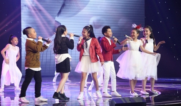 Sau các màn trình diễn tranh tài, top 6 thí sinh chung cuộc cũng cùng góp giọng trong ca khúc “Lời cảm ơn” sáng tác bởi Lưu Thiên Hương để gửi lời cảm ơn đến các huấn luyện viên cũng như khán giả đã ủng hộ mình trong thời gian vừa qua. Ảnh: Saostar