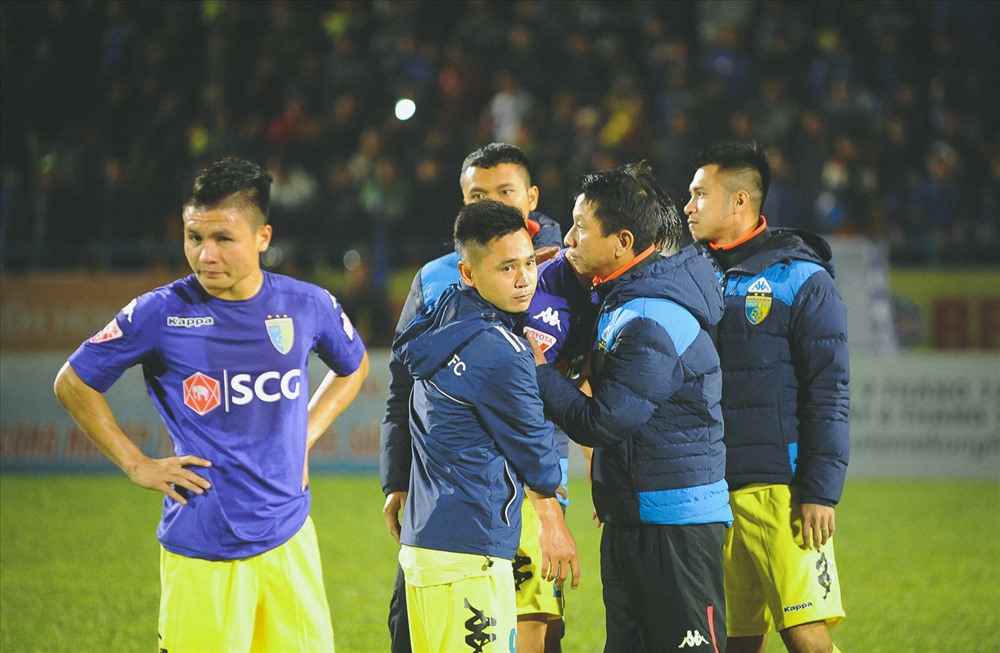 Những cầu thủ của Hà Nội đã chiến đấu đến giây phút cuối cùng trong áp lực lẫn cả sự hoài nghi của khán giả.