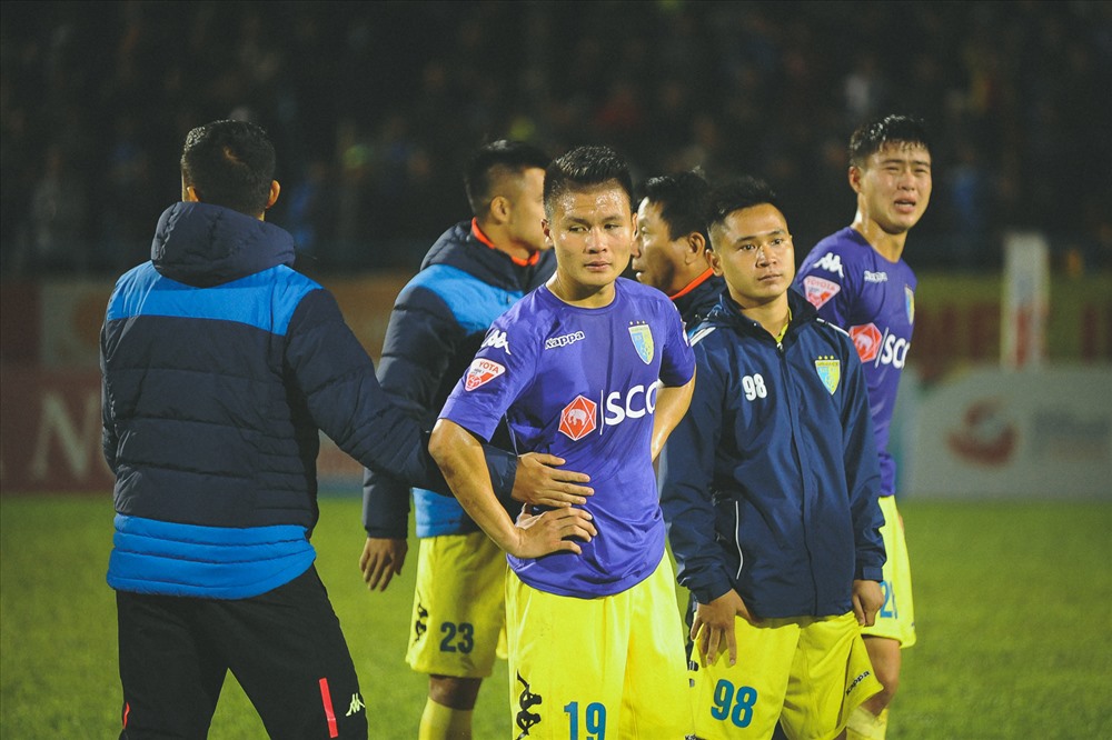 Những cầu thủ trẻ của Hà Nội không giấu được nỗi buồn.