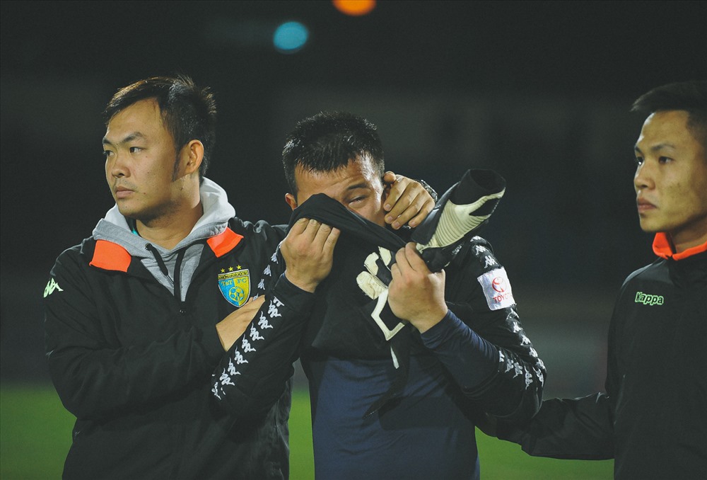 Các cầu thủ Hà Nội đã ôm mặt khóc nứ nở khi không thể bảo vệ thành công ngôi vô địch. Trong ảnh, thủ môn Văn Công là một tỏng những người khóc nhiều nhất.