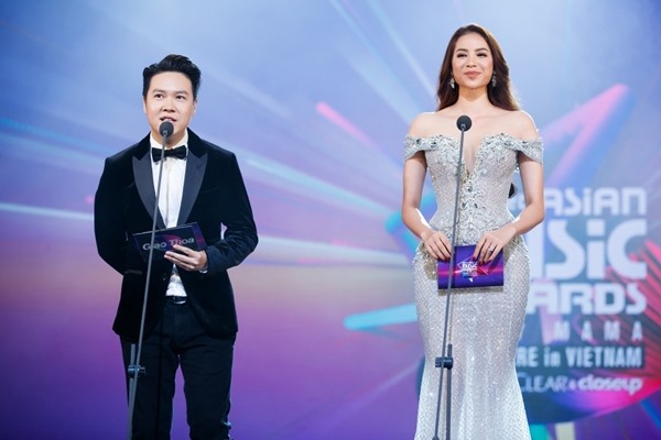 Phạm Hương và Lê Hiếu trên sân khấu MAMA 2017 để công bố giải thưởng