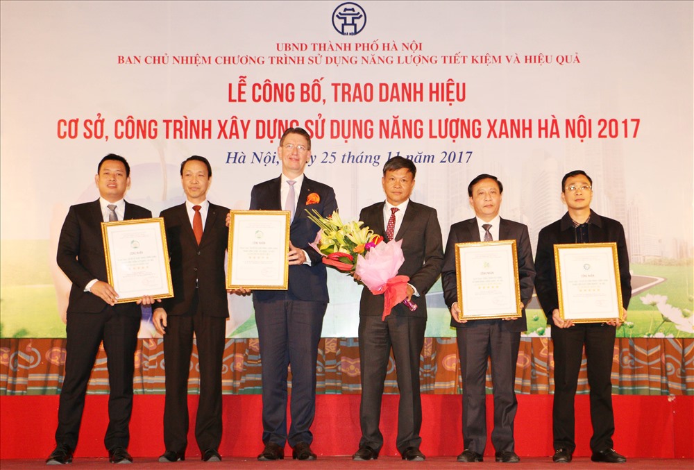 Đại diện Hải Phát Group (Đầu tiên bên tay trái) lên nhận giải thưởng danh hiệu cao nhất – cấp 5 Sao cho Công trình xây dựng sử dụng Năng lượng Xanh cho Dự án Roman Plaza
