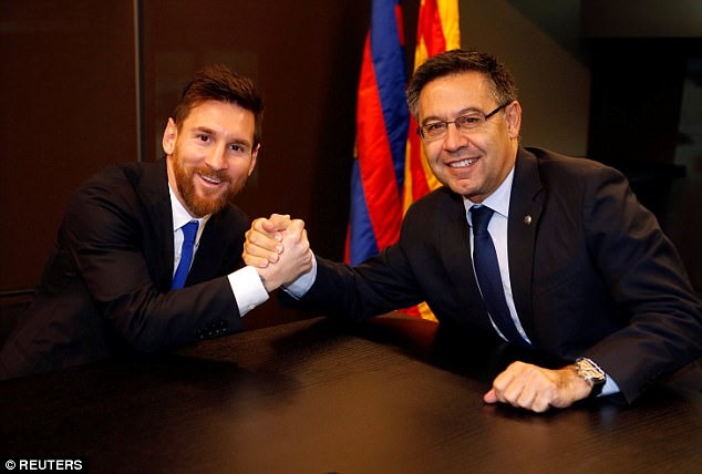 Cái bắt tay thể hiện sự gắn kết của giới chủ Barca với ngôi sao số 1 của họ. Ảnh: