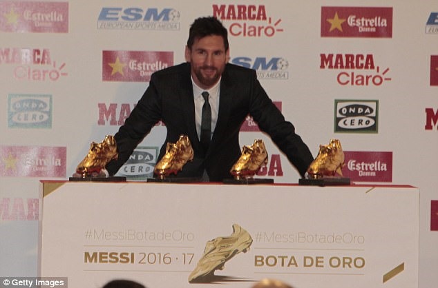 Messi vừa giành danh hiệu “Chiếc giày vàng” lần thứ 4 trong sự nghiệp, san bằng thành tích của Ronaldo. Ảnh: Getty.