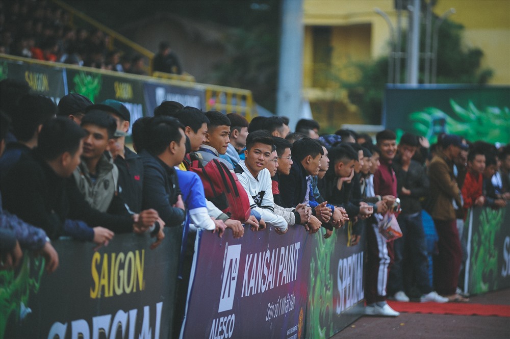 Dưới cái lạnh tê của Hà Nội, các khán giả vẫn khiến sân bóng HPL đông nghẹt.