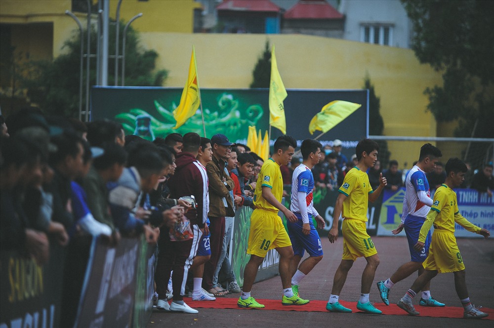  Trong ảnh, Ngô Hoàng Thịnh cùng các cầu thủ Văn Minh ra sân ở lượt trận thứ 2, vòng đấu thứ 9 HPL-S5 diễn ra chiều 26.11.