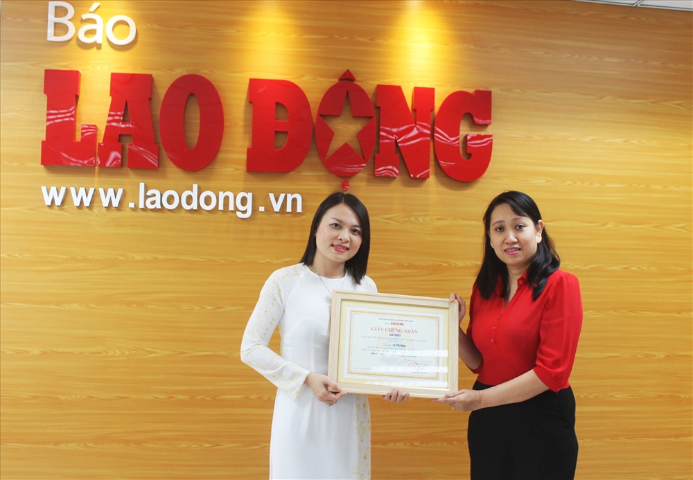 Đại diện báo Lao Động trao giải nhất cho tác giả đạt giải nhất với bút ký “Người có duyên cứu người trên biển”