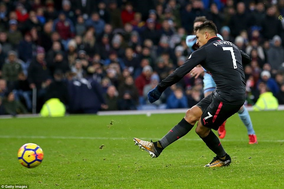 Quả đá phạt đền thành công của Sanchez đã mang về 3 điểm cho Arsenal. Ảnh: Getty Images.