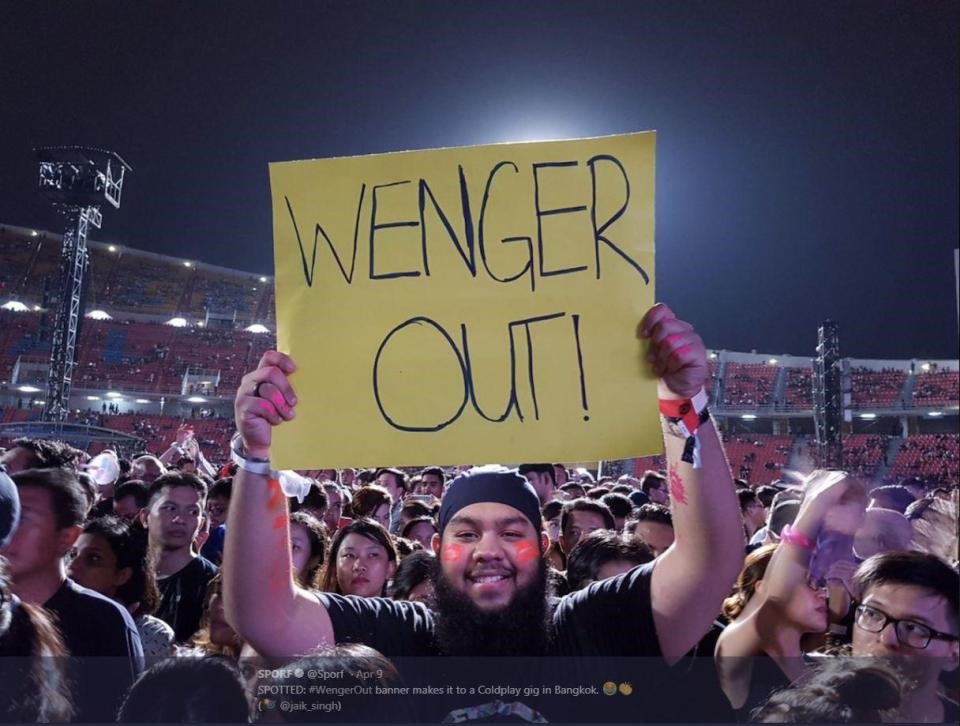 “Wenger Out” tại Bangkok, Thái Lan trong show ca nhạc của Coldplay.
