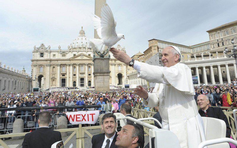 Buổi lễ của Đức giáo hoàng Roma, “Wexit” cũng xuất hiện.