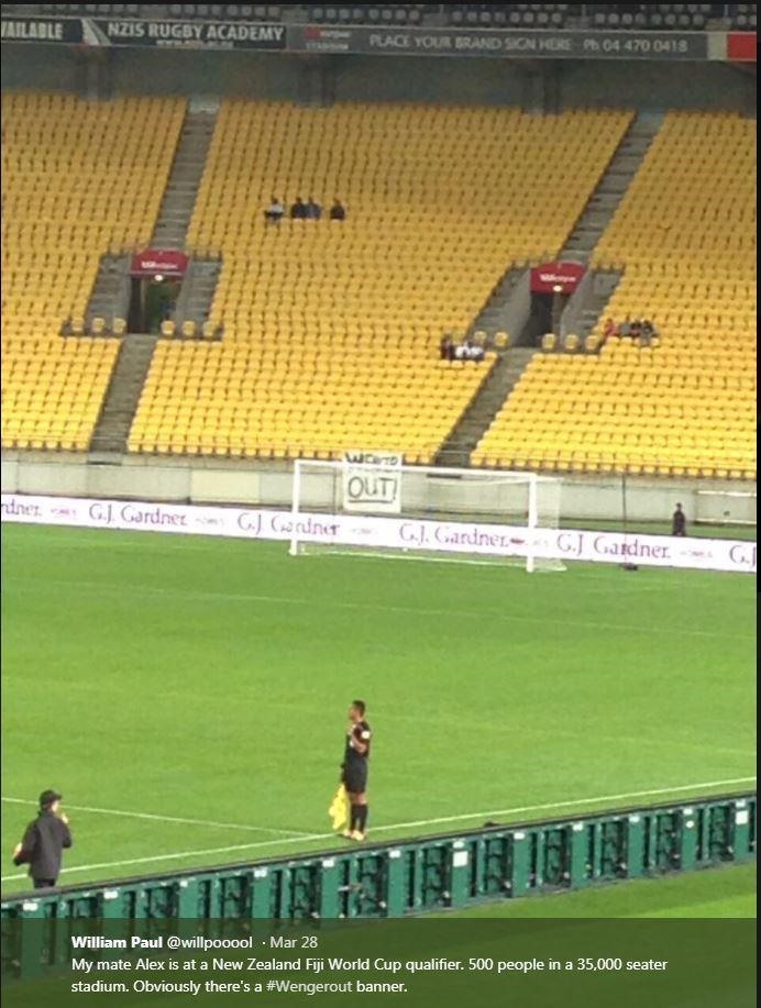“Wenger Out” trên một góc khán đài sân vận động quốc gia của New Zealand.