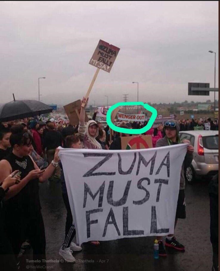 HLV Wenger cũng bị phản đối trong một cuộc biểu tình của người dân Nam Phi.