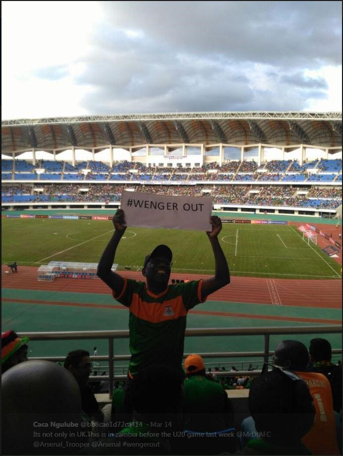 Người hâm mộ bóng đá Zambia cũng gửi “lời chào” tới HLV Wenger.