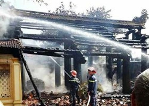 Cảnh sát PCCC Công an Thái Bình phối hợp với công an huyện Đông Hưng khống chế lửa, xong ngôi đình đã bị cháy rụi hoàn toàn.