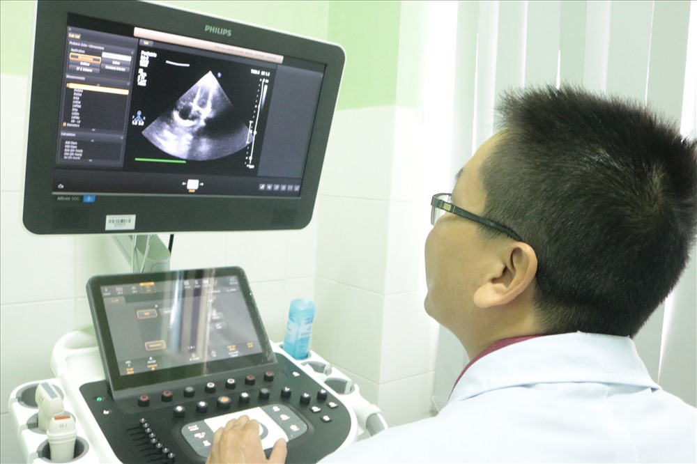 Bác sĩ Đại Khánh thực hiện siêu âm tim