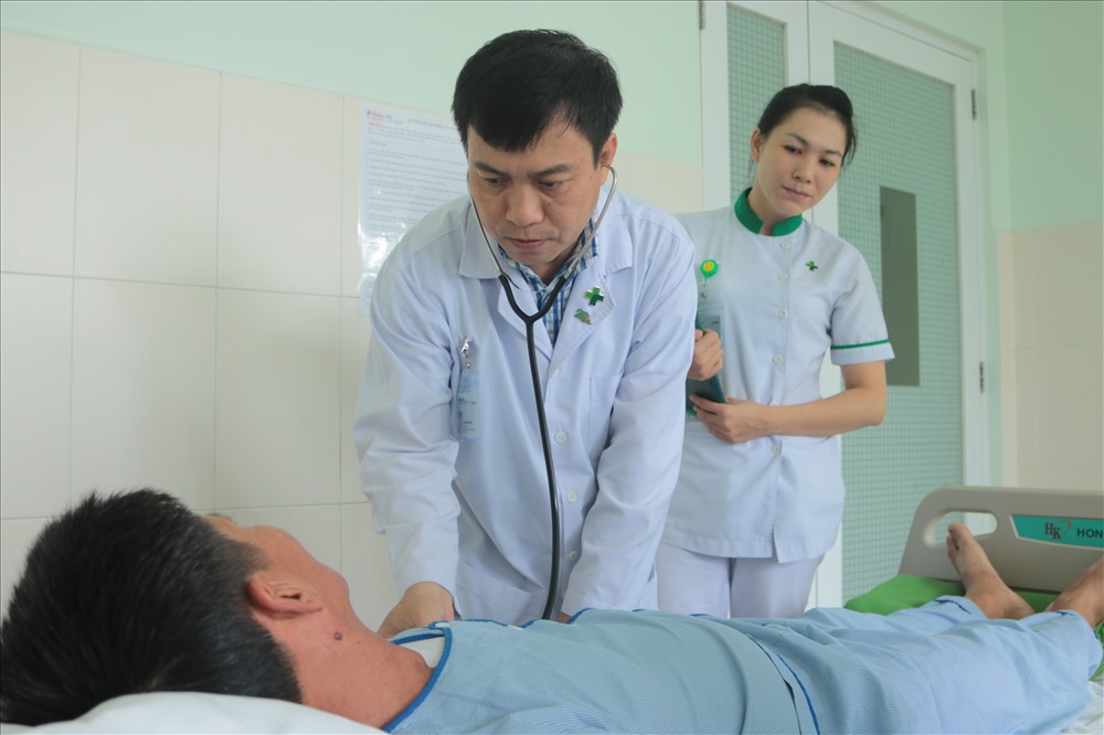 Bác sĩ Phước Hoà thăm khám cho bệnh nhân