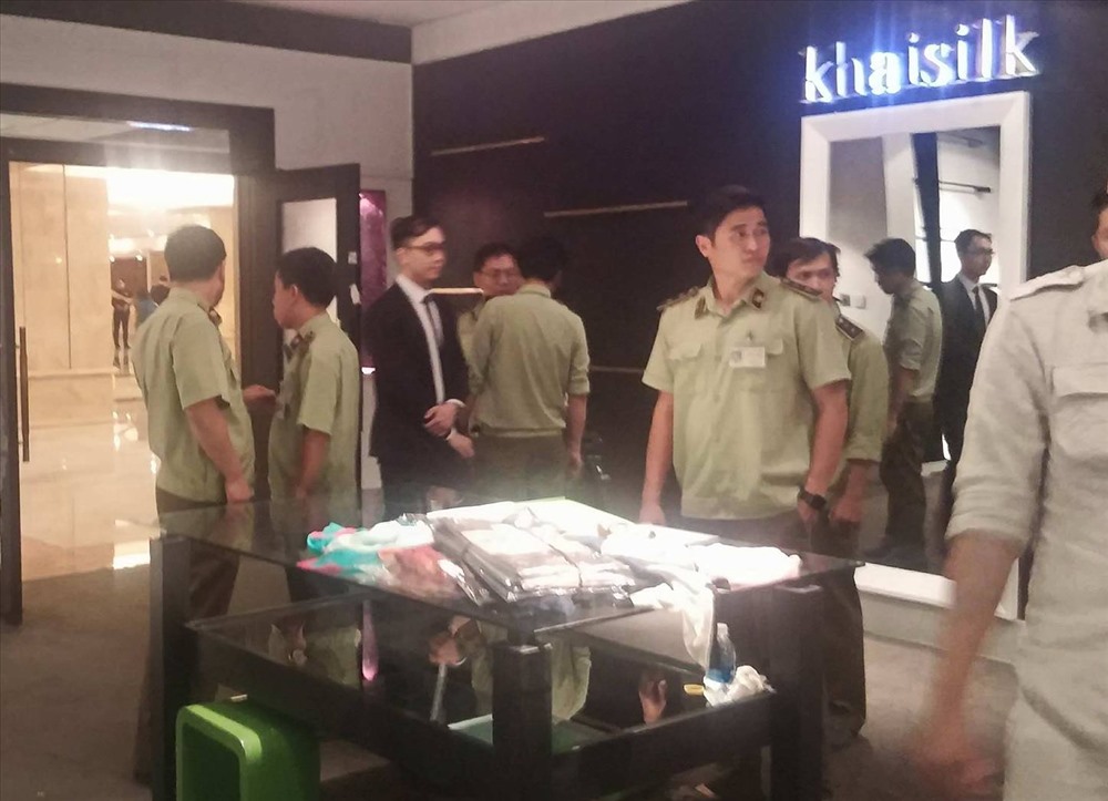 Chi cục quản lý thị trường TPHCM kiểm tra một cửa hàng Khaisilk tại TPHCM.