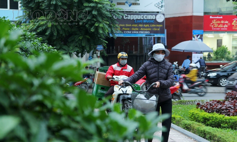 Xe máy thường xuyên phóng qua giải phân cách, thảm cỏ để lưu thông qua điểm ùn tắc làm gạch bị bong tróc, vỡ