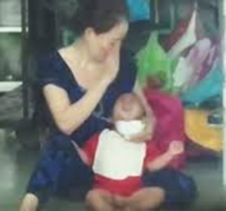 Bảo mẫu tại cơ sở giữ trẻ tự phát trên đường Nguyễn Oanh (P.17, Q.Gò Vấp, TPHCM) có hành vi ngược đãi trẻ em.  Ảnh cắt từ clip: T.T - Duy Trần