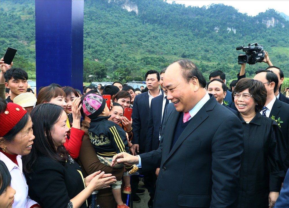 Thủ tướng thăm hỏi người dân trong vùng Dự án chăn nuôi bò sữa và chế biến sữa công nghệ cao Hà Giang