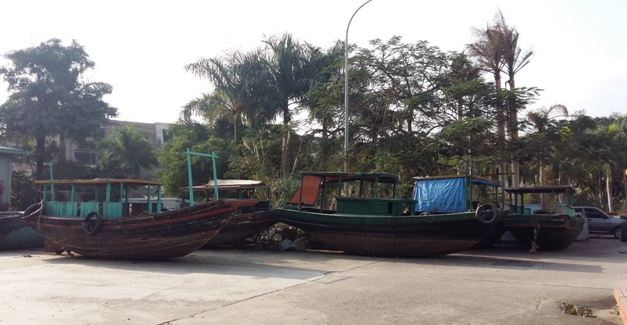 Một loạt thuyền bán hàng rong không biển số, không đăng kiểm bị giữ tại UBND TP.Hạ Long