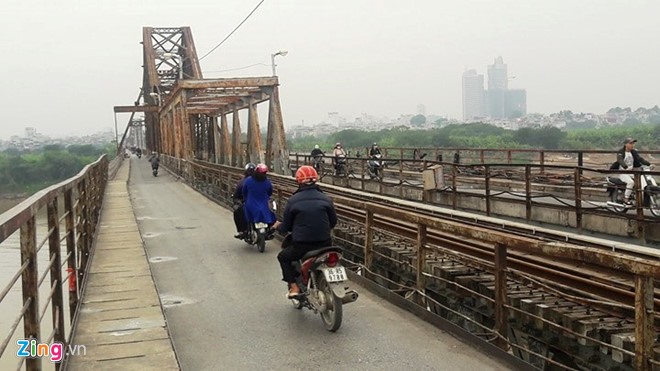 Các hoạt động trên cầu Long Biên vẫn diễn ra bình thường. Ảnh: N.N.