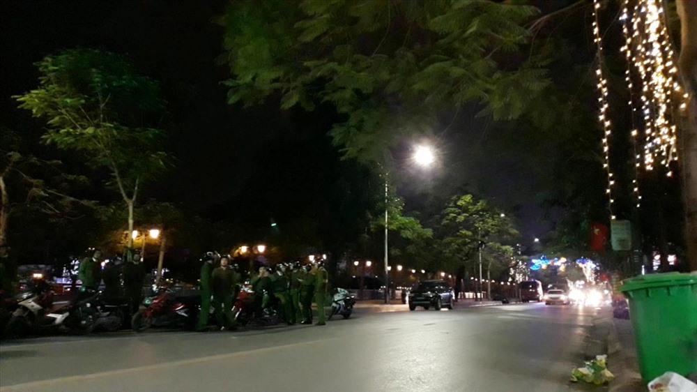 Khoảng 20h, hàng chục chiếc xe chở phạm nhân bắt đầu xuất phát từ trại tạm giam Công an Hải Phòng số 128 Nguyễn Đức Cảnh về trại giam mới tại huyện An Lão