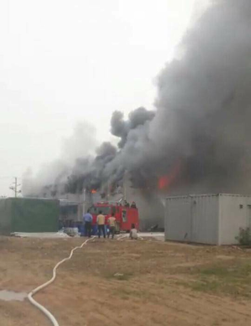 Lượng cảnh sát PCCC Công an tỉnh Bắc Ninh đã nhanh chóng có mặt để cứu hỏa. Ảnh: QN.