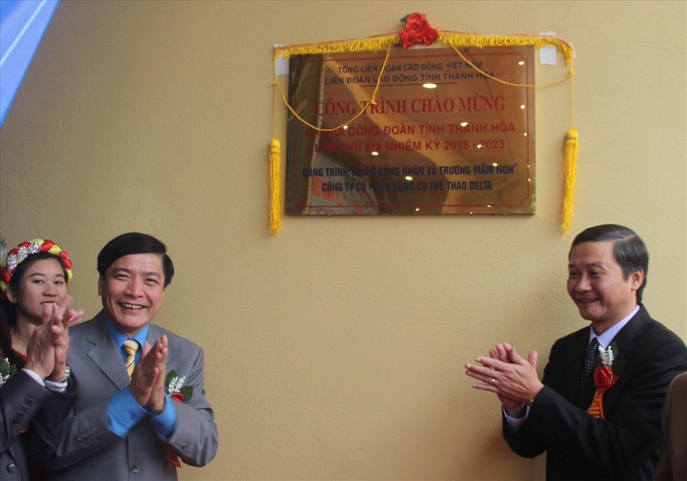 Chủ tịch Bùi Văn Cường và ông Đỗ Minh Tuấn - Phó Bí thư Tỉnh uỷ Thanh Hoá tại lễ gắn biển công trình. 