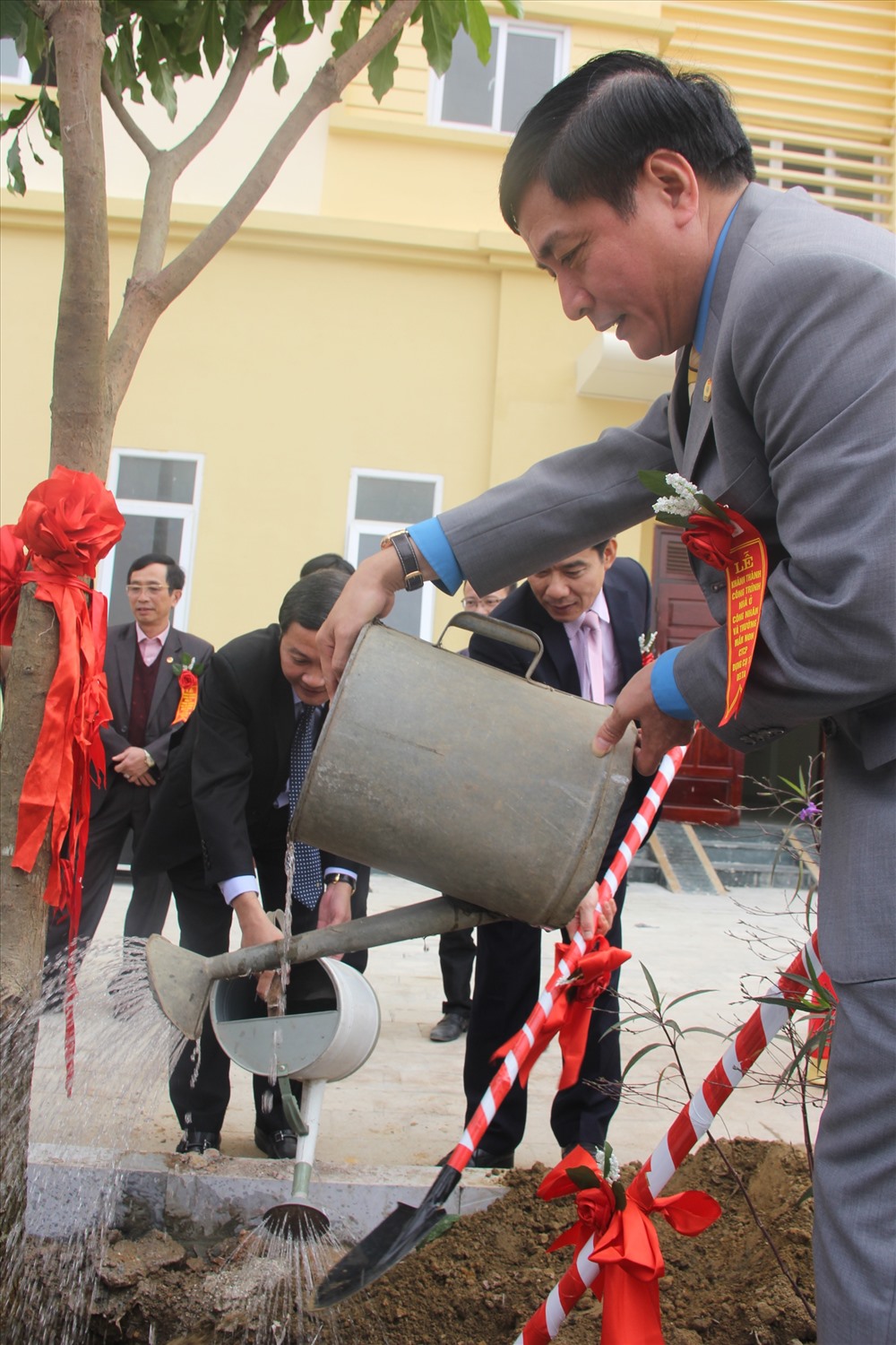 Chủ tịch Bùi Văn Cường trồng cây lưu niệm tại Cty. 