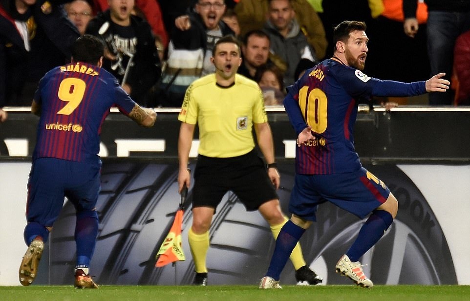 Messi ngạc nhiên khi bàn thắng của anh không được trọng tài chính công nhận. Ảnh: Getty Images.