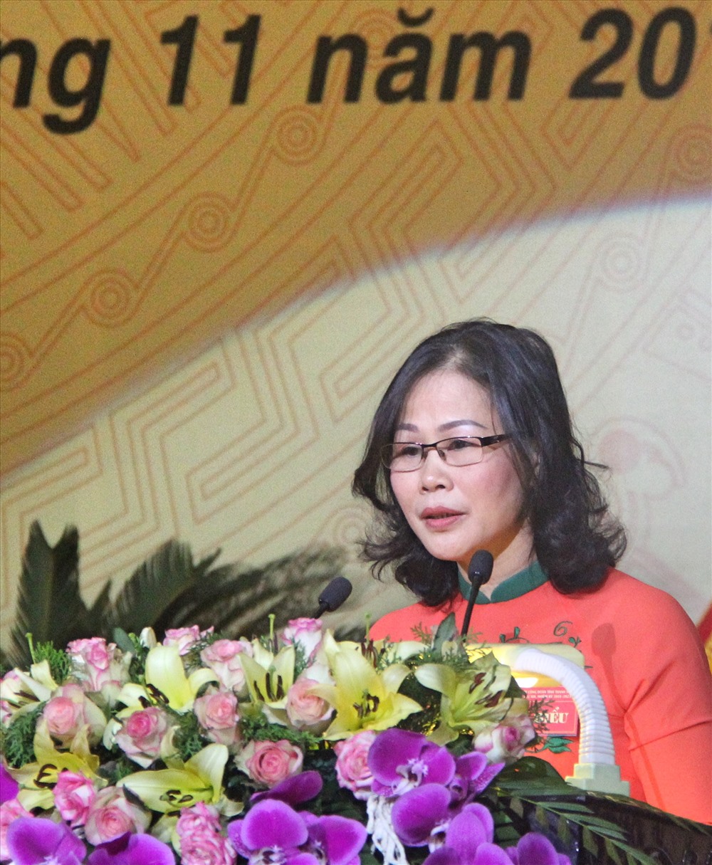 Bà Lương Thị Minh - Phó Chủ tịch thường trực LĐLĐ Thanh Hoá trình bày báo cáo chính trị tại đại hội. Ảnh: X.H