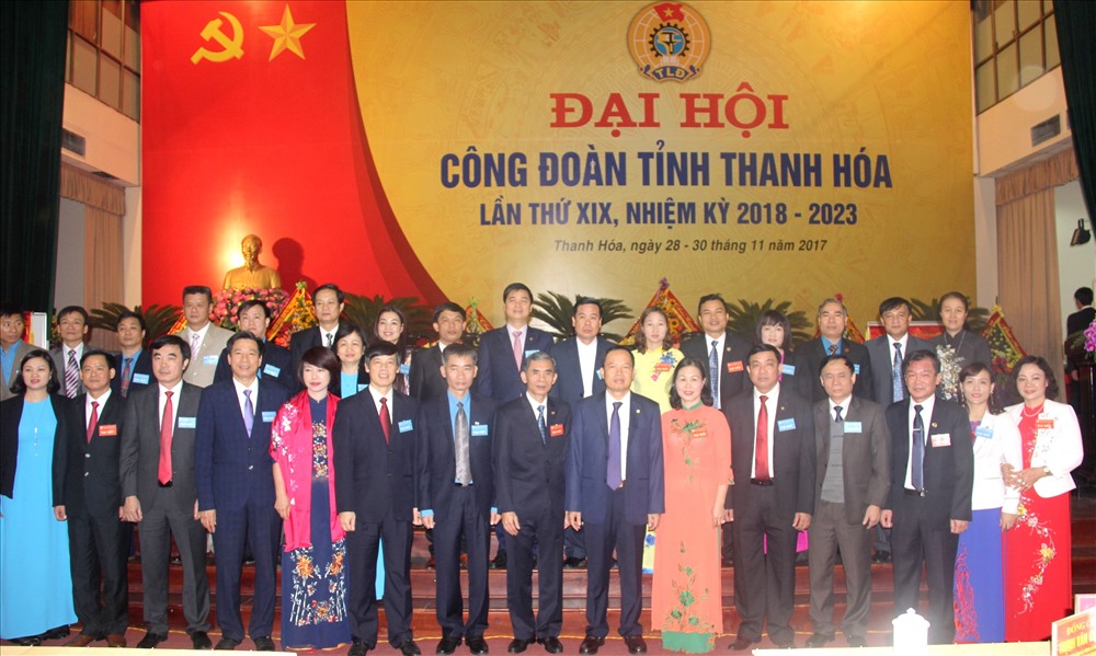 Lãnh đạo Tổng LĐLĐVN, lãnh đạo tỉnh Thanh Hoá cùng Đoàn Chủ tịch Đại hội và các đại biểu. Ảnh: X.H