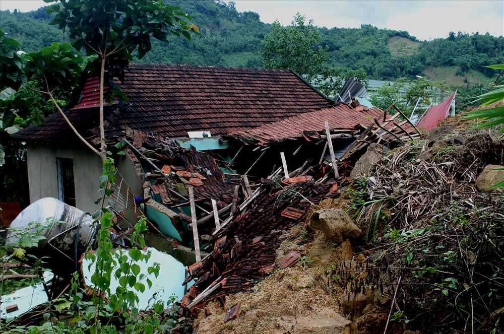 Theo thống kê của UBND huyện, đợt mưa lũ qua đã làm 9 ngôi nhà bị sập hoàn toàn, trên 30 căn nhà bị hư hỏng. Ảnh: T.H