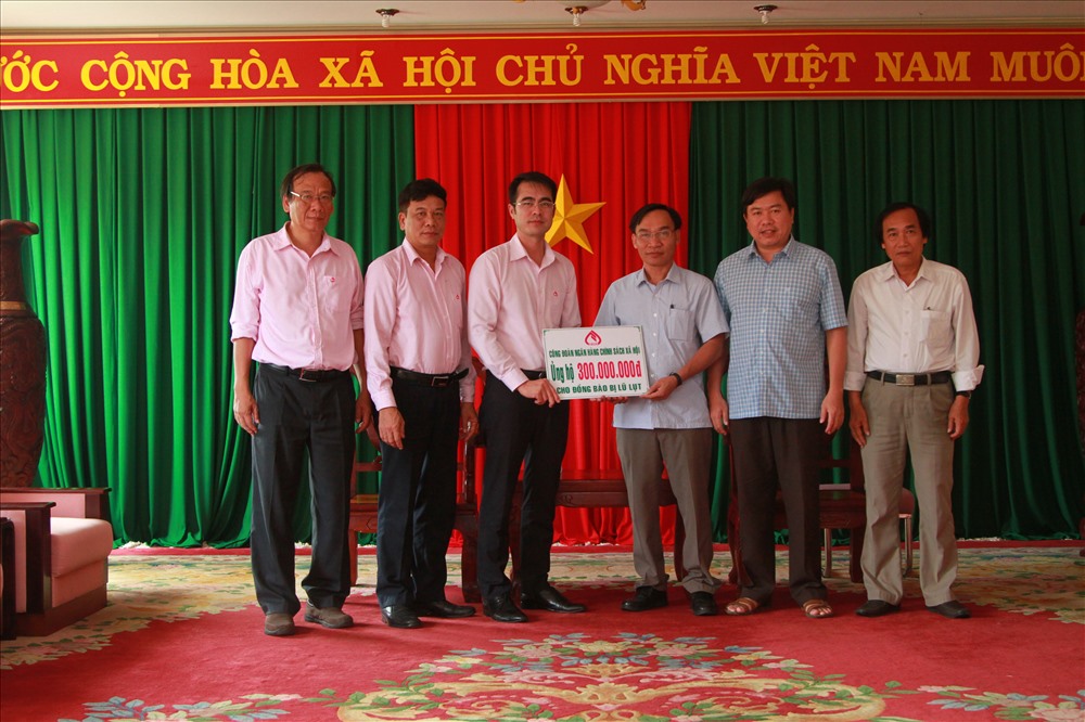 Công đoàn NHCSXH trao tiền ủng hộ cho tỉnh Phú Yên.