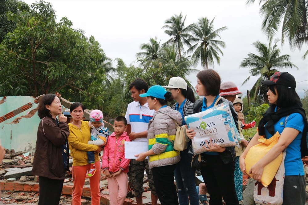 Bà Hồ Thị Thanh Lâm – Chủ tịch Hội Bảo trợ Người khuyết tật, Quyền trẻ em và Bệnh nhân nghèo tỉnh Quảng Nam cùng đại diện Novaland trao quà cho các hộ bị sập nhà và bị thương tại xã Đảo Tam Hải, huyện Núi Thành, tỉnh Quảng Nam.