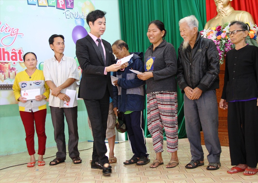 Nghệ sỹ Ngọc Sơn trao tận tay nhân dân vùng lũ Quảng Nam những phần quà để tiếp thêm tinh thần cho người dân. Ảnh: LP