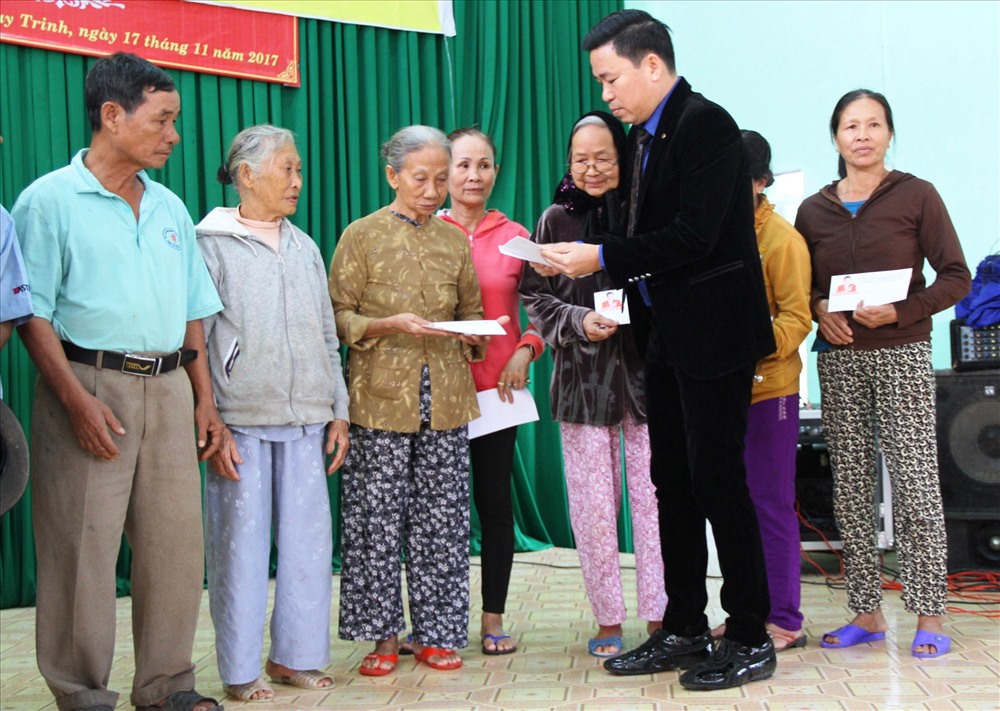 Ông Nguyễn Thanh Lang - một mạnh thường quân thường xuyên giúp đỡ người dân Quảng Nam trong đợt bão số 12. Ảnh: LP