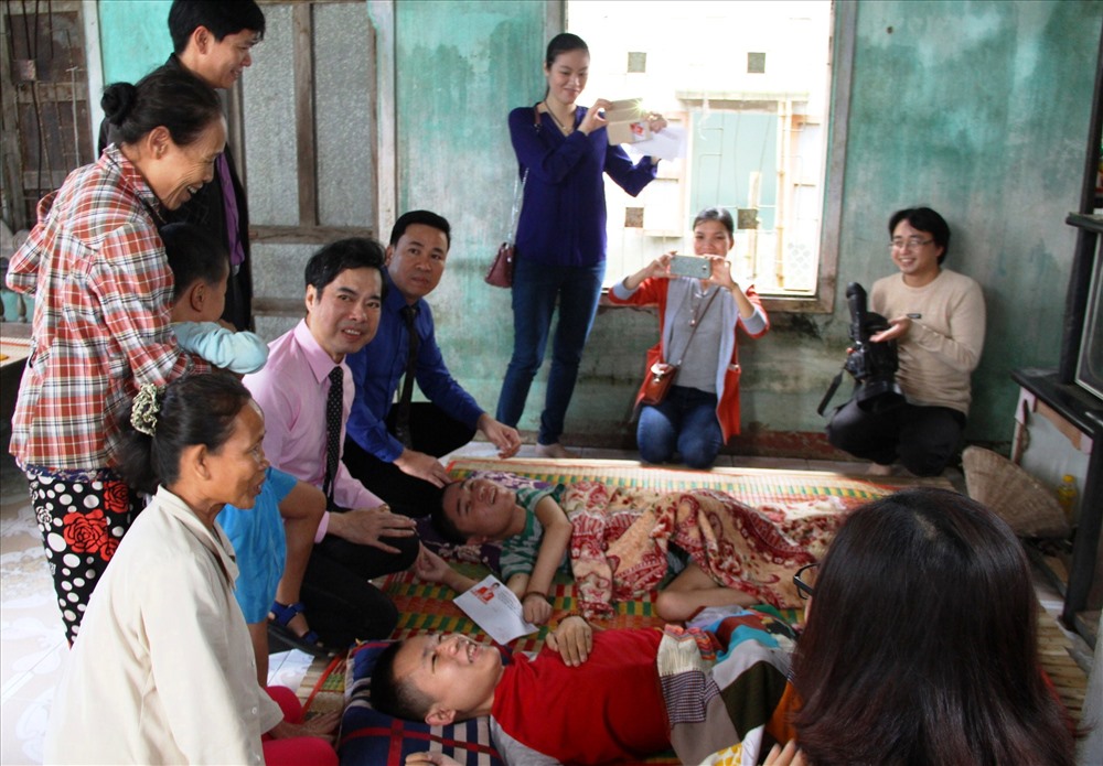 Ngoài trao quà cho người dân bị ảnh hưởng lũ lụt, Ngọc Sơn cũng đến thăm tận nhà những trường hợp khó khăn. Ảnh: LP