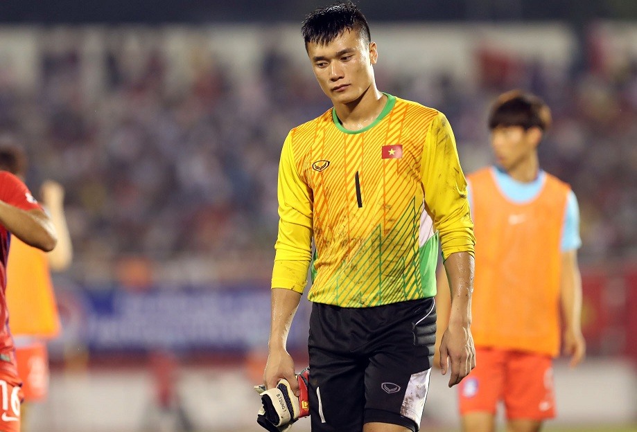 Tiến Dũng cũng từng mắc sai lầm tương tự tại vòng loại U23 Châu Á trên sân Thống Nhất khiến U23 Việt Nam thua Hàn Quốc 1-2.