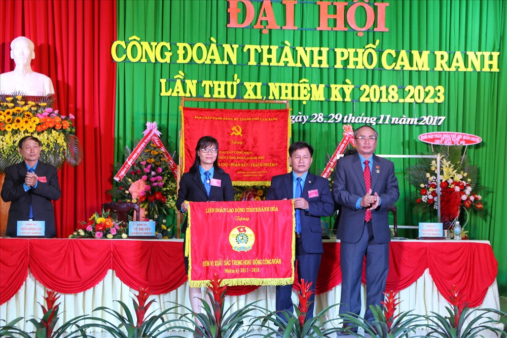 Ông Nguyễn Hòa, chủ tịch LĐLĐ tỉnh Khánh Hòa trao cờ thi đua xuất sắc cho LĐLĐ TP Cam Ranh nhiệm kỳ qua. Ảnh: T.T