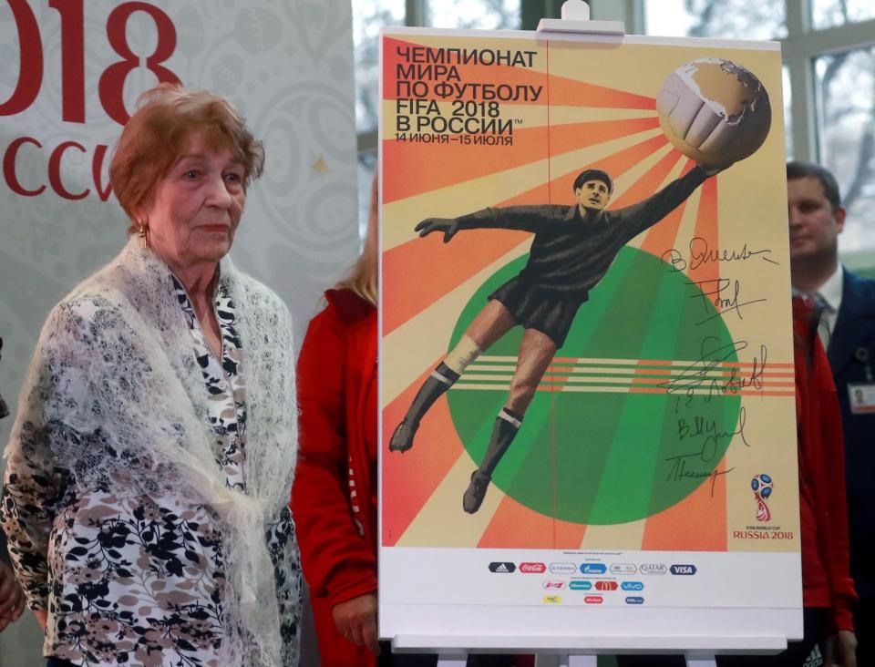 Tấm poster được trưng bày tại Moscow, bên cạnh người vợ của Lev Yashin - bà Valentina. Ảnh: Getty.