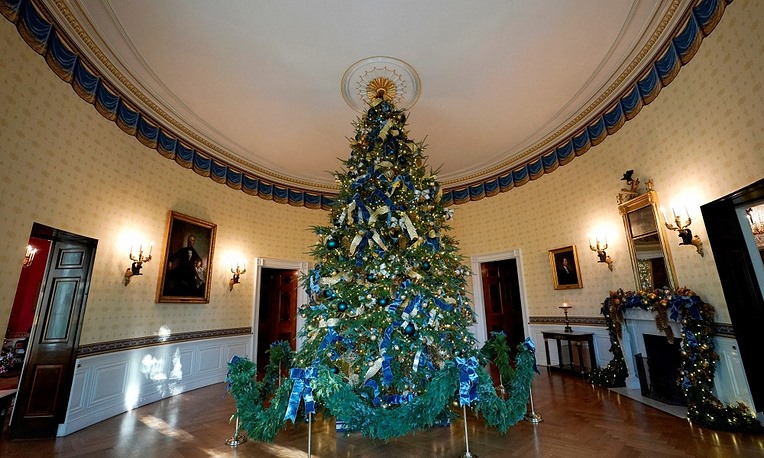 Cây thông Giáng sinh tại Blue Room. Ảnh: Reuters