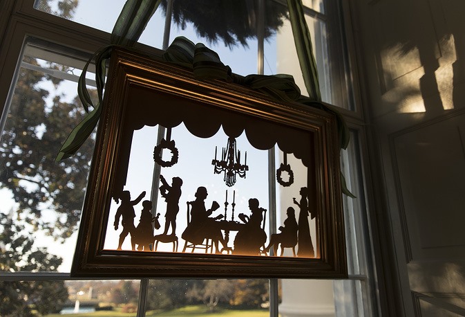 Một khung cửa sổ tại Phòng Xanh lá tại Nhà Trắng sau khi trang trí. Ảnh: AP