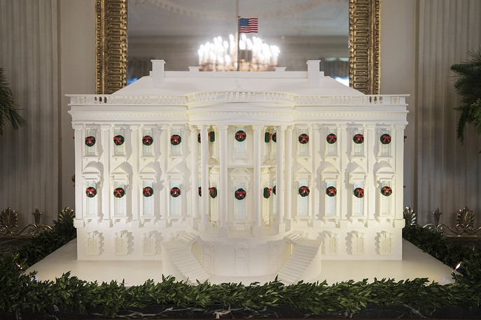 Một chiếc bánh gừng mô hình Nhà Trắng ở East Room. Ảnh: EPA