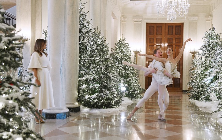 Các vũ công ballet biểu diễn khi Đệ nhất phu nhân Mỹ Melania Trup bắt đầu đi xem xét việc trang trí mừng dịp Giáng sinh ở Nhà Trắng tại Washington. Ảnh: EPA-EFE.