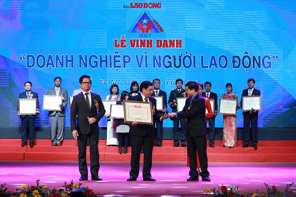 Chủ tịch Tổng LĐLĐVN Bùi Văn Cường (bên phải) và Chủ tịch VCCI Vũ Tiến Lộc trao bằng khen cho doanh nghiệp. ảnh: Hải Nguyễn 
